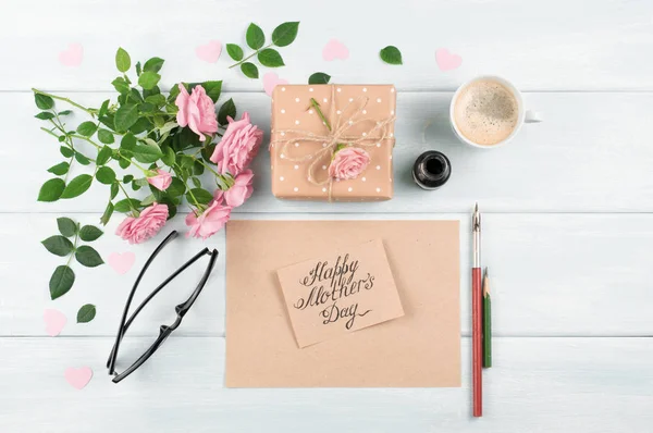Rosas com cartão de saudação, tinta e caneta-tinteiro, caixa de presente e — Fotografia de Stock
