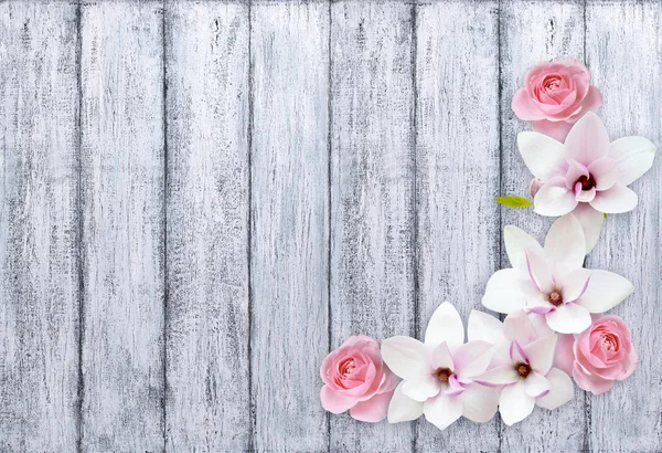 Magnolia met rozen op achtergrond van armoedige houten planken — Stockfoto