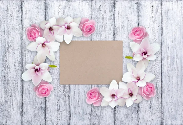 Magnolia bloemen met rozen en eco papier voor tekst — Stockfoto