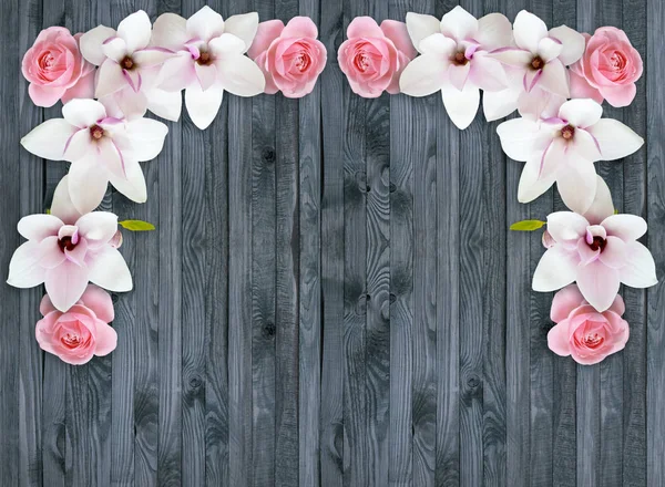 Magnólia com rosas no fundo de tábuas de madeira rasgadas — Fotografia de Stock