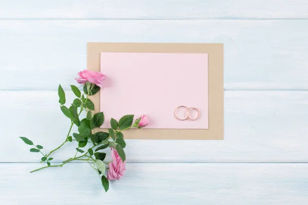 Pembe güller ve gelin rings düğün için kağıt tebrik kartı — Stok fotoğraf