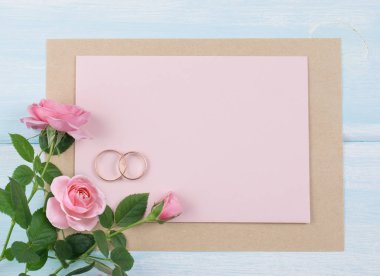 Pembe güller ve gelin rings düğün için kağıt tebrik kartı