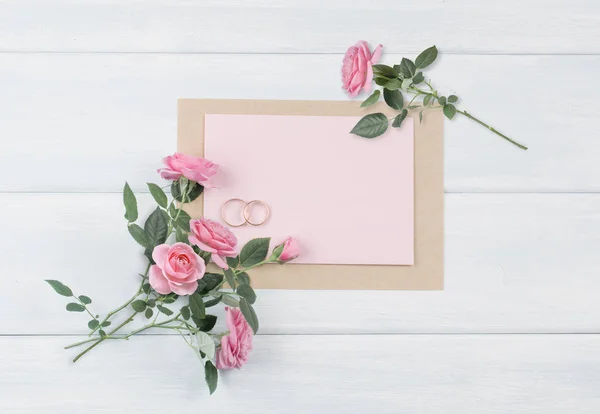 Roses roses et bagues de mariée avec carte de vœux en papier pour mariage — Photo