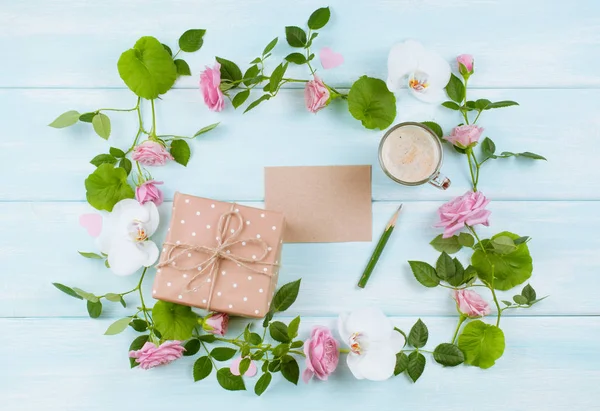 Blumengestell besteht aus Rosen und Orchidee, Geschenkbox und Kaffee — Stockfoto
