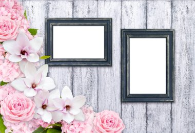 Manolya, gül ile ahşap arka plan ve fotoğraf çerçeveleri