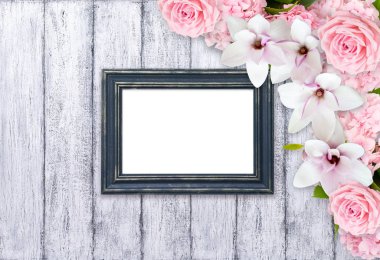 Manolya, gül ile ahşap arka plan ve fotoğraf çerçeveleri