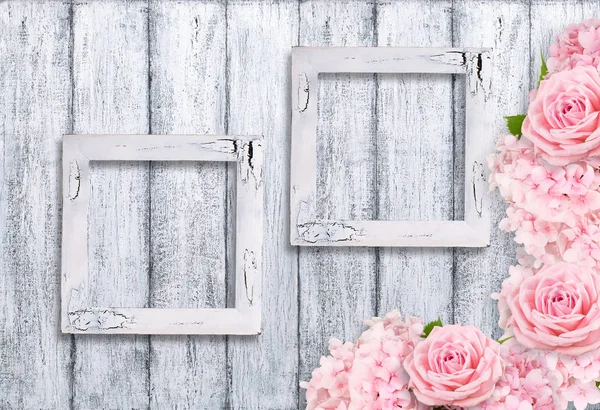 Fundo de madeira e molduras para fotos com rosas e hortensia — Fotografia de Stock