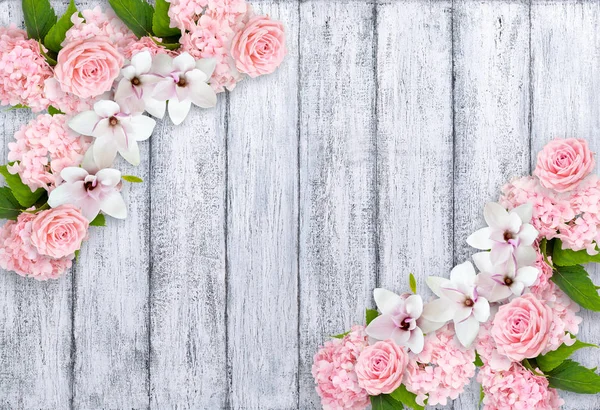 Kwiaty magnolii z róż, hortensia i miejsce dla tekstu — Zdjęcie stockowe