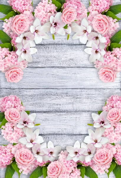 Kwiaty magnolii z róż, hortensia i miejsce dla tekstu — Zdjęcie stockowe