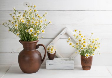 Tabut ve fotoğraf çerçevesi ile kil sürahi papatya buketi 