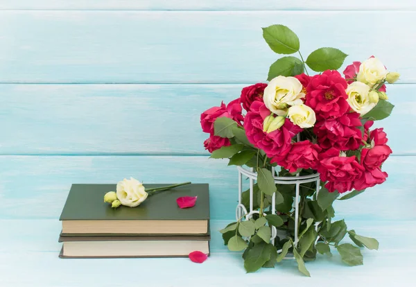 Троянди в клітці і книгах — стокове фото