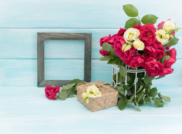 Róże w klatka dla ptaków, ramka na zdjęcia i prezenty — Zdjęcie stockowe