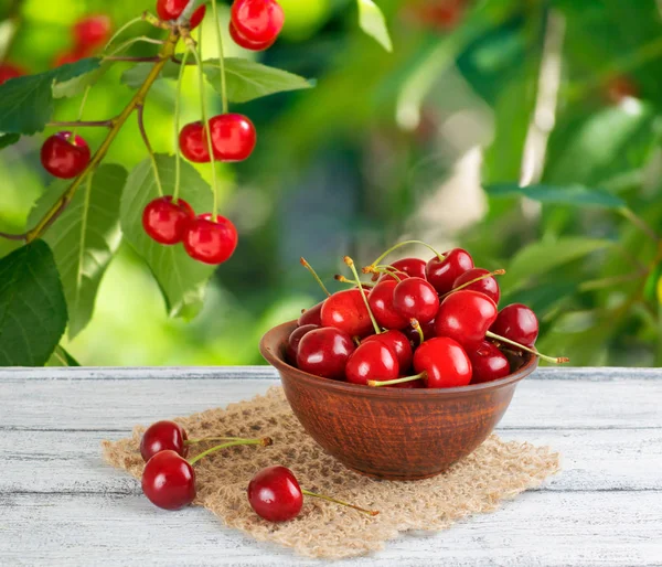 Cerise douce sur la table en bois dans le jardin — Photo