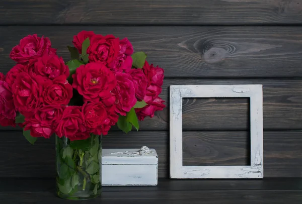 Rosas em vaso e moldura de fotos vintage — Fotografia de Stock