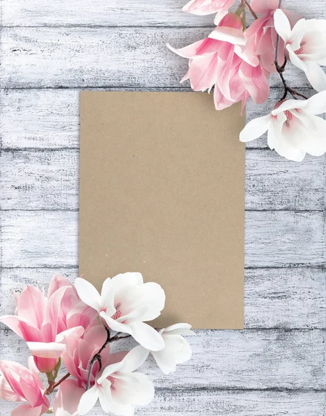 Manolya çiçek ve kağıt üzerinde eski püskü arka plan