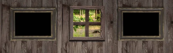 Drewniane ściany z ramki do zdjęć i Las za oknem — Zdjęcie stockowe