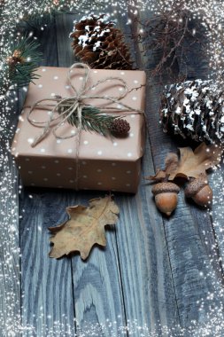 Noel hediye kutusu ahşap plakalar üzerinde arka plan