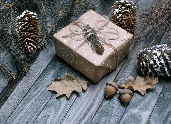 Fundo de Natal com caixa de presente em tábuas de madeira — Fotografia de Stock