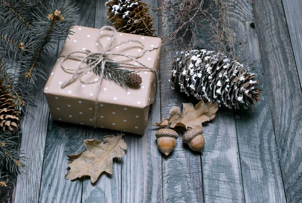 Fundo de Natal com caixa de presente em tábuas de madeira — Fotografia de Stock