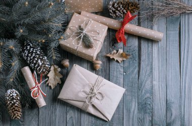 Noel hediye kutusu ahşap plakalar üzerinde arka plan