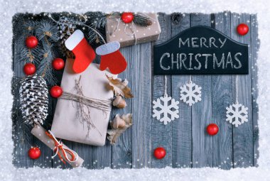 Noel hediye kutusu ahşap plakalar üzerinde arka plan