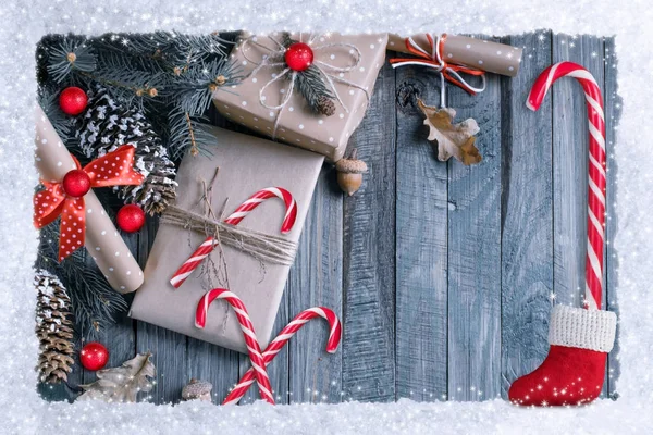Різдвяний фон з подарунковою коробкою на дерев'яних дошках — стокове фото