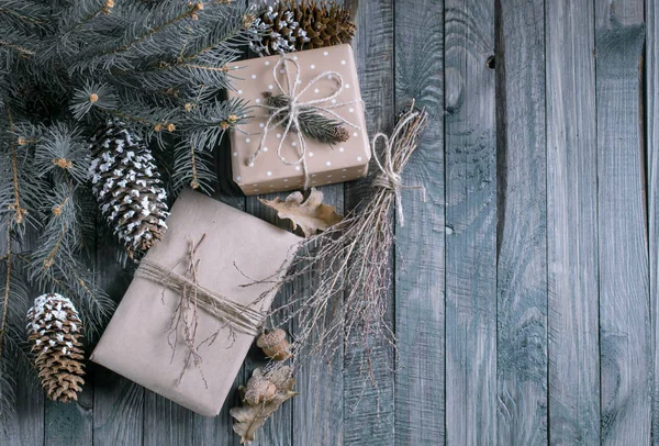 Sfondo natalizio con scatola regalo su tavole di legno — Foto Stock