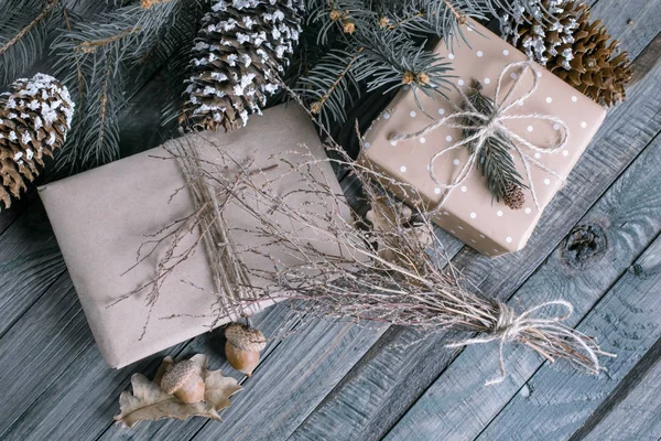 Fundo de Natal com caixa de presente em tábuas de madeira — Fotografia de Stock