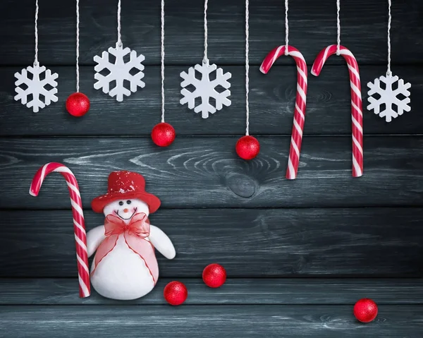 Weihnachten Hintergrund mit Schneemann, Lutscher und Kugeln — Stockfoto