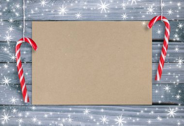 Kağıt ve lolipop asılı Noel arka plan