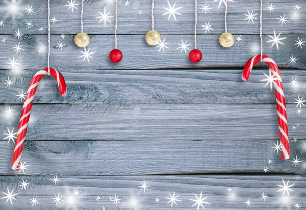 Fundo de Natal com pirulitos pendurados e bolas — Fotografia de Stock