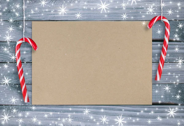 Boże Narodzenie tło z papieru i wiszące lizaki — Zdjęcie stockowe