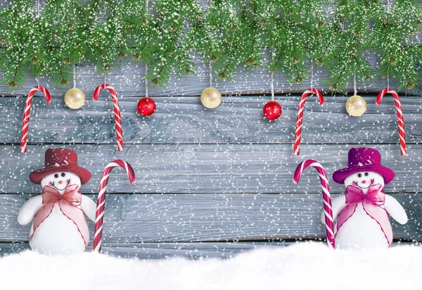 Joulun taustaa kaksi hauskaa hymyilevää lumiukkoa — kuvapankkivalokuva