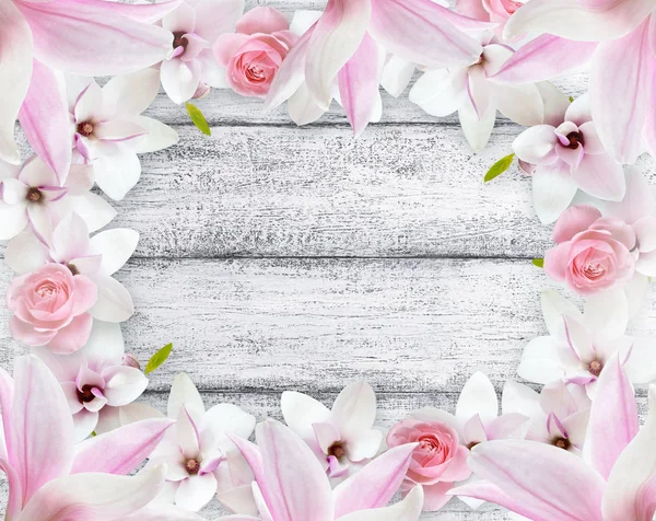 Magnolia kwiaty na płycie w stylu Shabby Chic — Zdjęcie stockowe