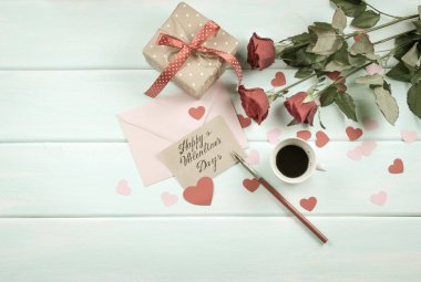 Sevgililer günü. Gül, Kalpler, hediyeler, kahve Üstten Görünüm