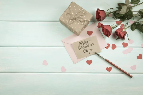 Valentinstag. Rosen, Herzen, Geschenke und Umschläge von oben — Stockfoto