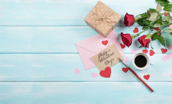 Valentinstag. Rosen, Herzen, Geschenke, Kaffee von oben — Stockfoto