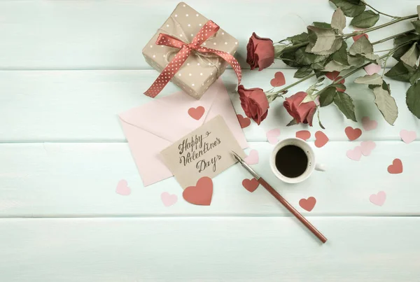 Valentinstag. Rosen, Herzen, Geschenke, Kaffee von oben — Stockfoto