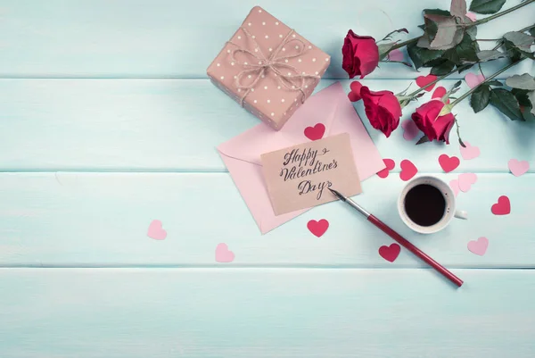 Valentinstag. Rosen, Herzen, Geschenke, Kaffee von oben — Stockfoto