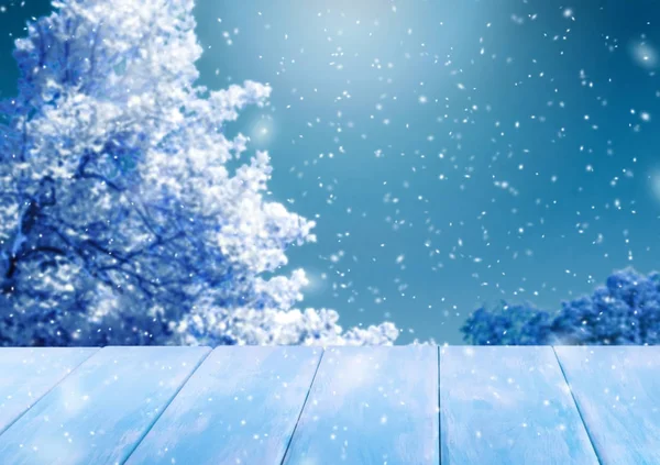 Vánoční pozadí se stromy ve sněhu a dřevěný stůl — Stock fotografie