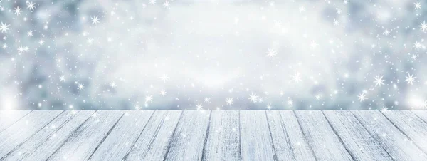 Vánoční pozadí s dřevěným stolem a sněžení — Stock fotografie