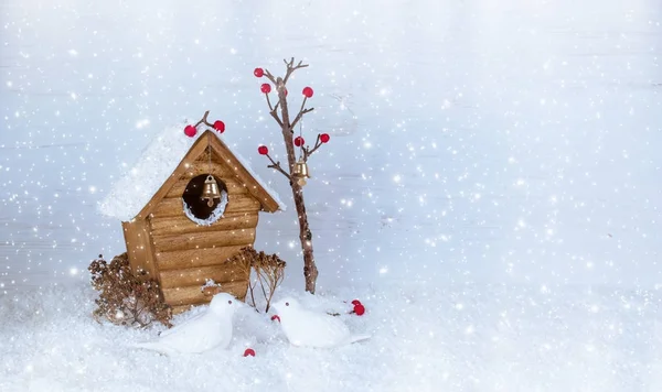 Christmas winter background with birdhouse and birds — Stock Photo, Image