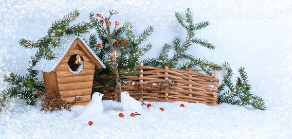 Natale sfondo invernale con birdhouse e uccelli — Foto Stock