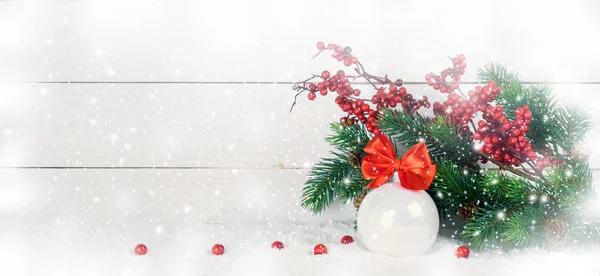 Різдвяний банер з кульками, ялинкою і голлівудськими ягодами — стокове фото