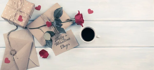 Valentinstag. Draufsicht auf Rose, Herzen, Geschenke, Kaffee — Stockfoto