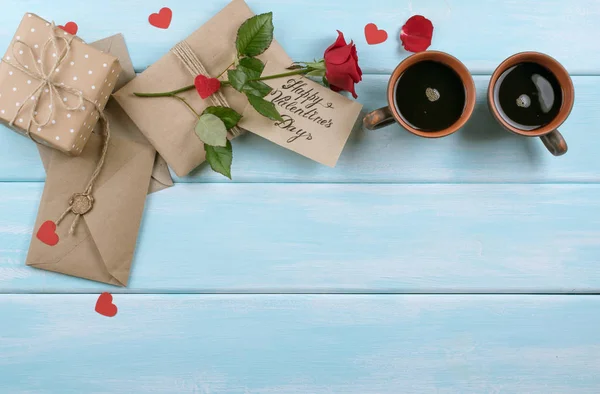발렌타인 하루입니다. 로즈, 마음, 선물, 커피의 상위 뷰 — 스톡 사진