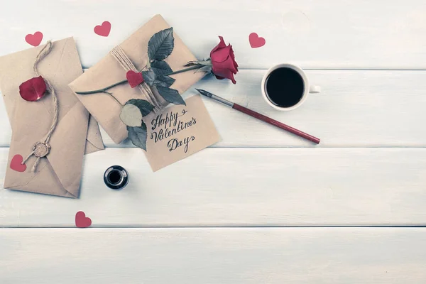 San Valentino. Vista dall'alto di rosa, cuori, regali, caffè — Foto Stock