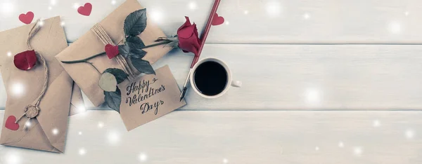 День Святого Валентина. Вид сверху на розы, сердца, подарки, кофе — стоковое фото