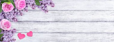 Eflatun çiçekler fnd gül ile iki kalp
