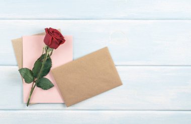 Sevgililer Günü teması. Kırmızı gül, eko kağıt ve zarf